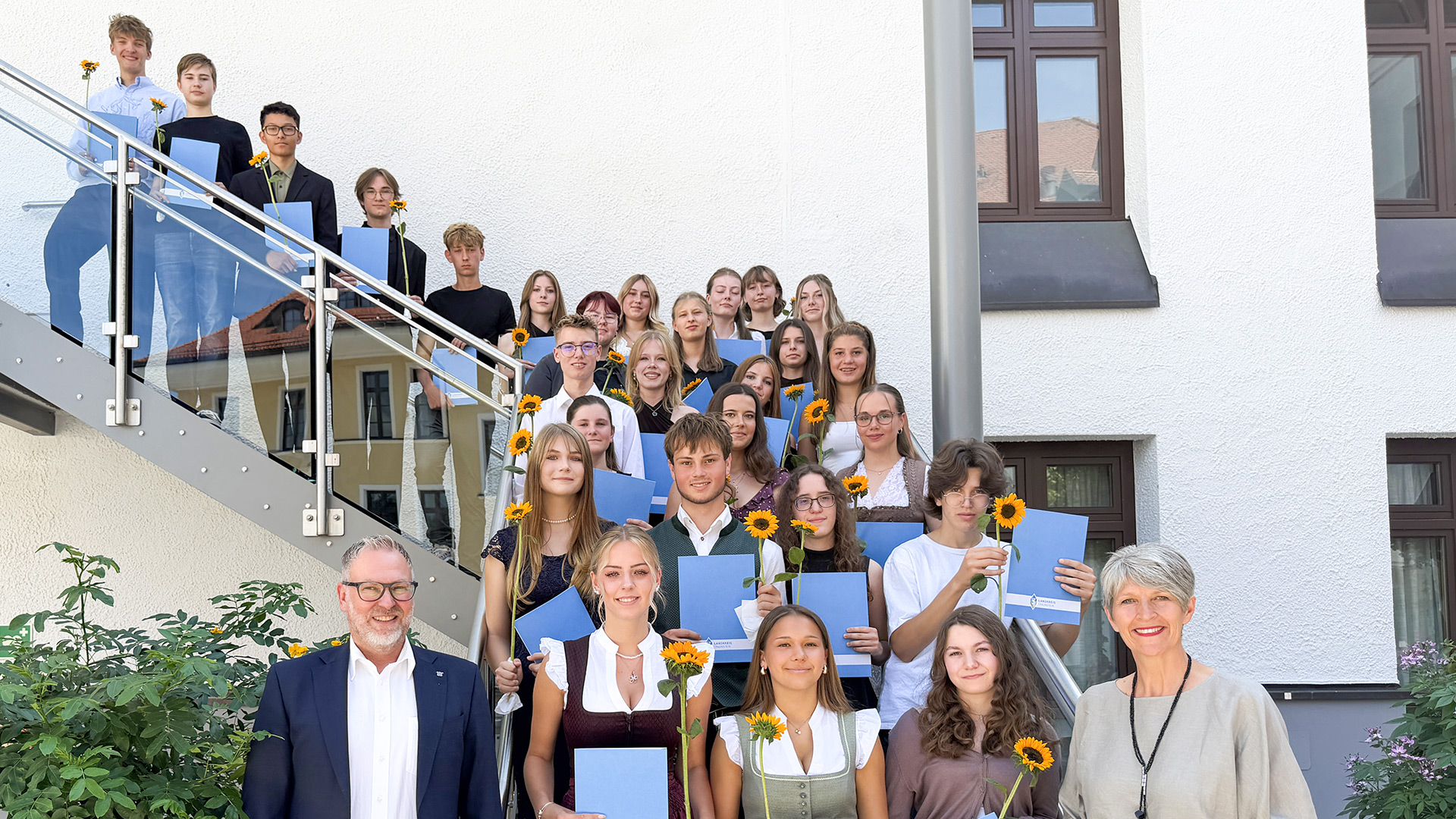 Absolventinnen und Absolventen der Mittelschulen im Landkreis mit einem Notendurchschnitt von 1,5 oder besser; vorne links außen: Landrat Andreas Danzer, vorne rechts außen Katharina Amberger (Staatliches Schulamt)