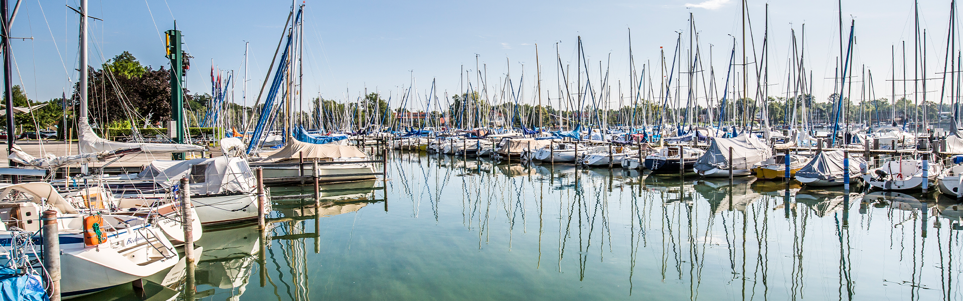 Der Hafen von Seebruck am Chiemsee mit vielen Segelbooten im Sommer.