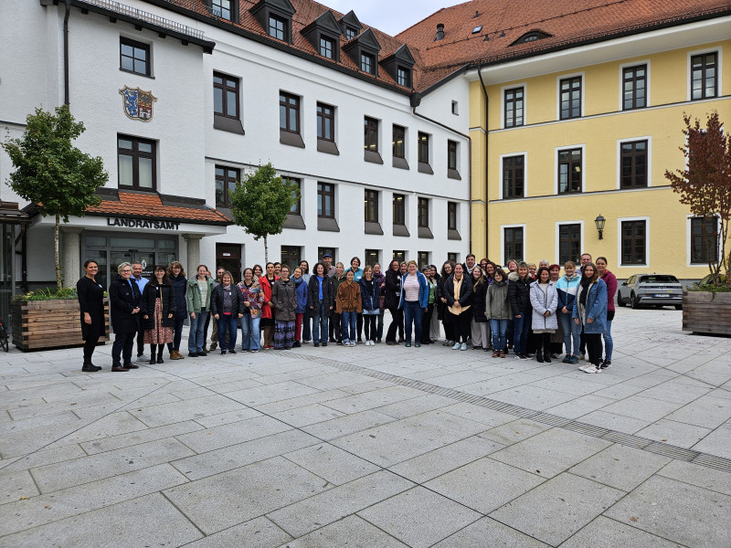 Teilnehmerinnen und Teilnehmer der Auftaktveranstaltung von Kita.Digital + Sprache vor dem Landratsamt Traunstein: Kita-Leitungen, Fachpersonal, Trägervertreter, Elternbeiräte, die Q3-Coaches sowie die Kita-Fachberatung des Landkreises.