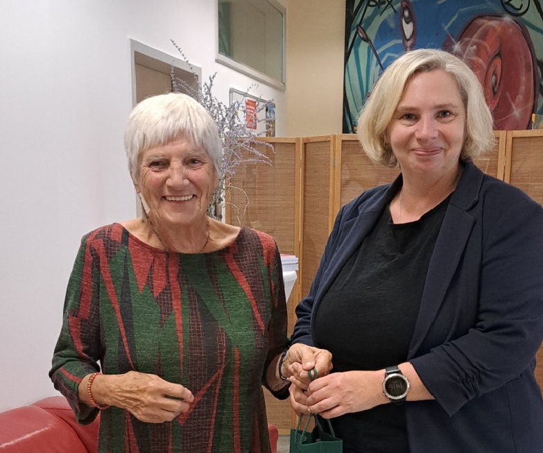 Stadträtin Angelika Zunhammer (re. im Bild) dankt der langjährigen Projektleiterin Lydia Hogger (li.) für ihr langjähriges Engagement im Rahmen der Oma-Opa-Vermittlung.