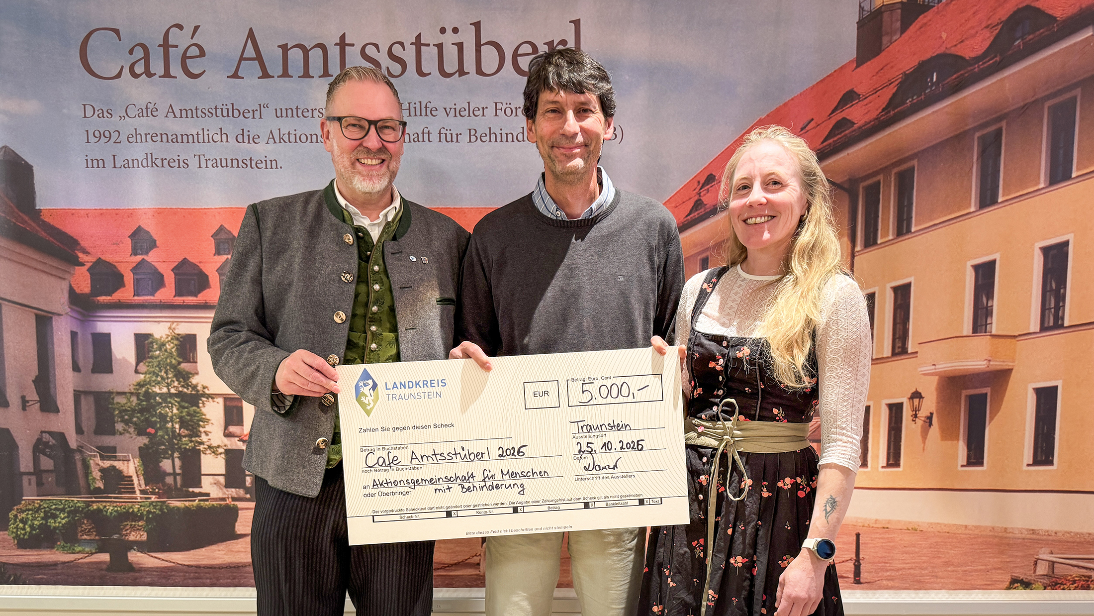 Landrat Danzer (links) und stellvertretende Landrätin Katharina Hallweger (rechts) bei der Übergabe der 5.000-Euro-Spende an Alexander Callegari von der Lebenshilfe (Bildmitte), der die Aktionsgemeinschaft Inklusion vertrat.