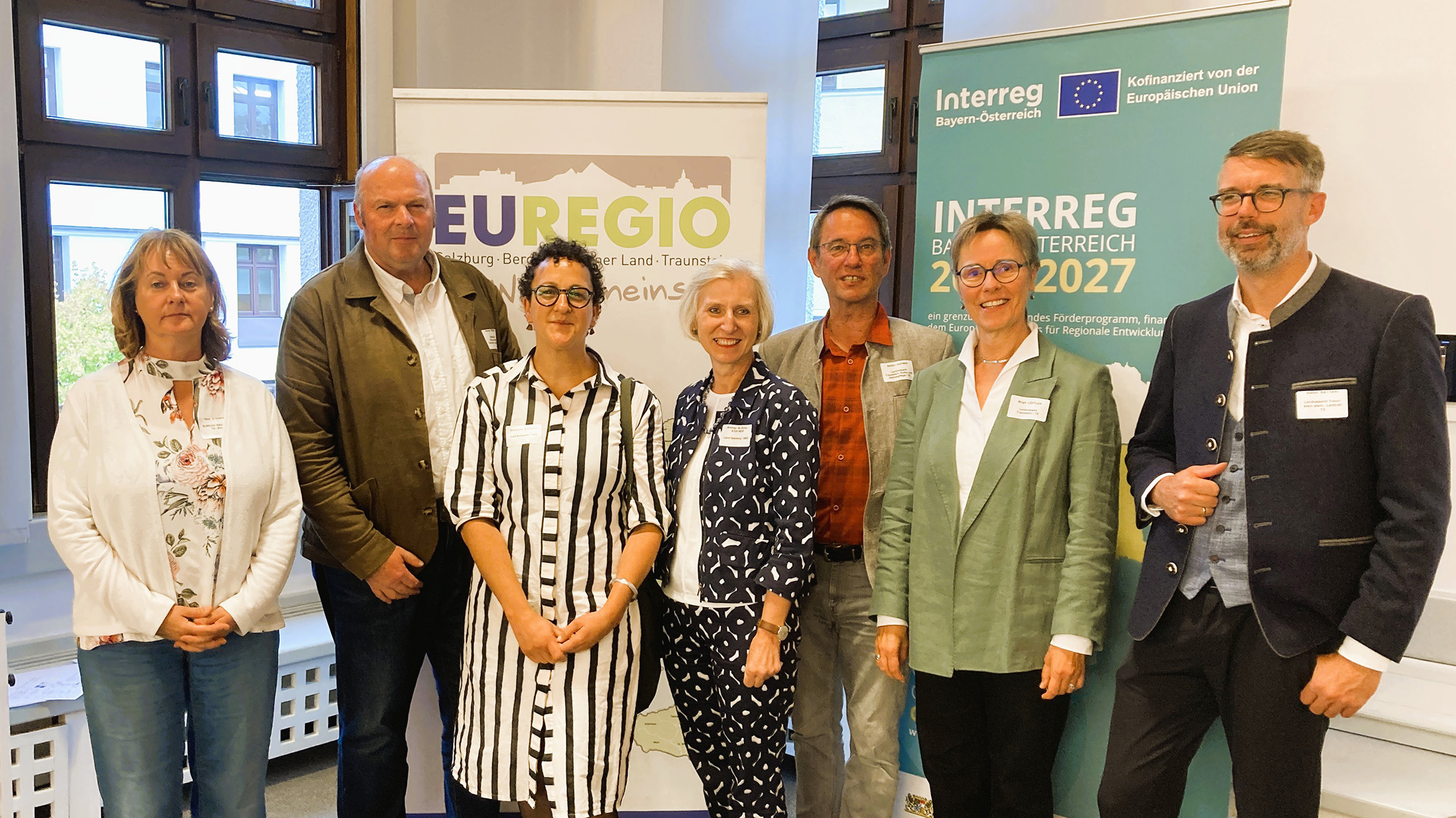Die Verantwortlichen (von links): Heidi Steiner, Projektmanagerin Euregio; Norbert Meindl, Vizepräsident Euregio und Bürgermeister Lofer; Elisabeth Schratl, Burgverwalterin Fort Kniepass in Unken; Dr. Andrea Blöchl-Köstner, Kulturreferentin Land Salzburg; Stephan Hüfner und Dr. Birgit Löffler, Leitung des Sachgebiets Kultur und Heimatpflege, Landkreis Traunstein; Stefan Kattari, stellv. Landrat und Bürgermeister Grassau.