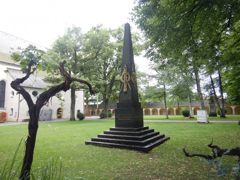 Traunstein, Stadtpark: Obelisk zur Erinnerung an die Gefallenen der Napoleonischen Kriege vor der Kirche St. Georg und Katharina ©Landratsamt Traunstein