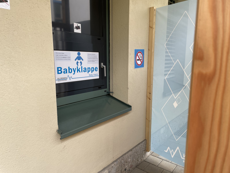 Die Babyklappe für die Landkreise Traunstein und Berchtesgadener Land befindet sich am Klinikum Traunstein und ist an die Kinderklinik angegliedert.