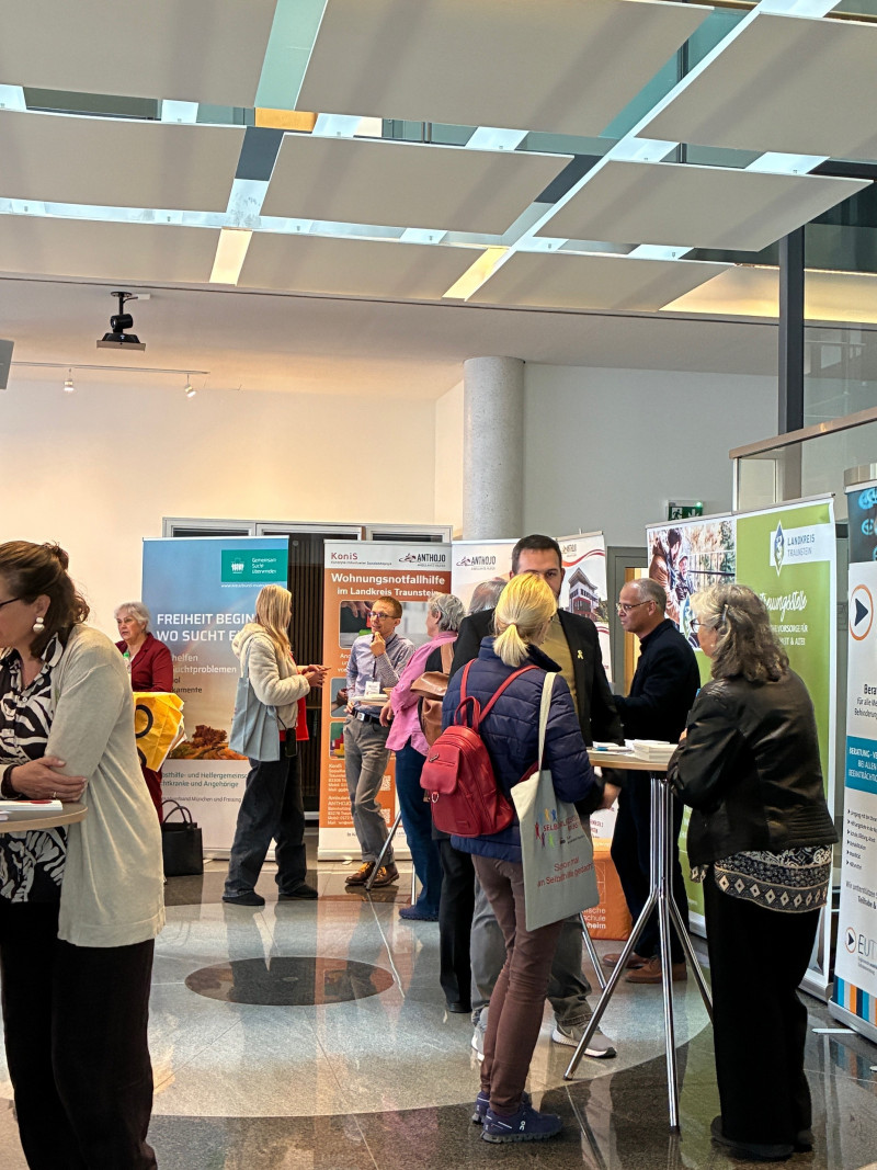 Großes Interesse beim Infotag zur seelischen Gesundheit im Landratsamt Traunstein: Zahlreiche Besucher nutzten die Gelegenheit, sich über regionale Hilfsangebote und Initiativen zu informieren. ©Landratsamt Traunstein