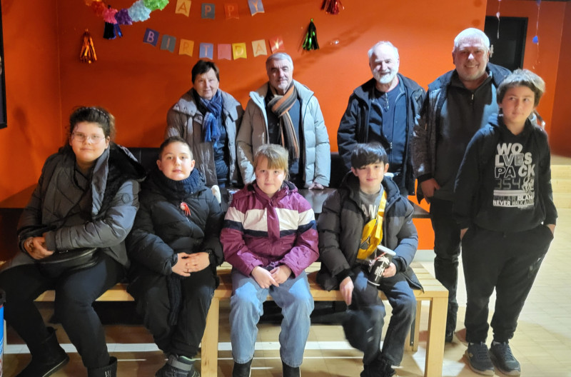 Die Gruppe des Integrationsprojekts des Mehrgenerationenhauses Traunreut beim gemeinsamen Kinobesuch – ein Abend voller Freude und Gemeinschaft. ©Landratsamt Traunstein