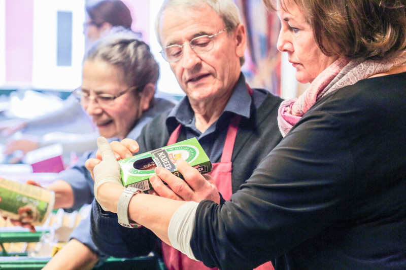 Die Ehrenamtlichen der Traunsteiner Tafel sortieren Lebensmittelspenden und bereiten sie für die Ausgabe an Bedürftige vor. ©Florian Seestaller