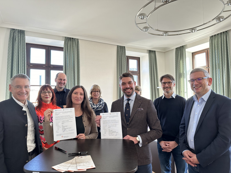 Landrat Siegfried Walch mit den Gründungsmitgliedern der Hospiz- und Palliativregion Traunstein. ©Landratsamt Traunstein