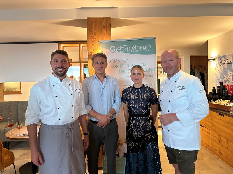 (v.l.) Landrat Siegfried Walch, Prof. Dr. Dirk Zaak (1. Vorsitzender „Gemeinsam gegen den Krebs e.V.“), Mag. Corina Schernhardt (Vorstandsassistenz „Gemeinsam gegen den Krebs e.V.“), Andreas Walker (Unternberg Hof Ruhpolding). © Landratsamt Traunstein