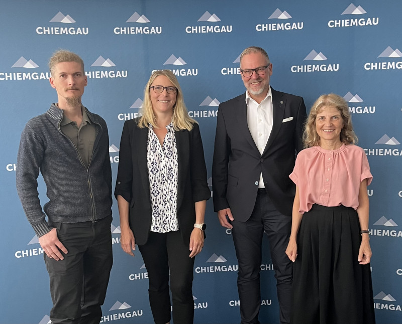 LR Danzer (2.v.re.) begrüßte gemeinsam m. Geschäftsführerin Dr. Birgit Seeholzer (re.) die neuen Mitarbeiter der Energieagentur b.d. Chiemgau GmbH: Thomas Hasenöhrl (li., Energieexperte für Energieberatung sowie -monitoring und -beratung für Kommunen), Bettina Mühlbauer (2.v.li., Leitung Energieberatung und Kommunales Energiemanagement) sowie nicht im Bild: Peter Pospischil, zuständig für die Energieberatung von Bürgern in Kooperation m. d. Verbraucherzentrale sowie Konzeption komm. Projekte ©Landratsamt TS