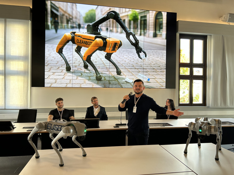 Den Abschluss der Veranstaltung bildete eine Live-Demonstration sogenannter Roboterhunde, die eindrucksvoll zeigte, welche Chancen und Risiken moderne Technologie mit sich bringt. ©Landratsamt Traunstein