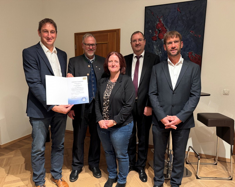 Bei der Übergabe des neuen LSI-Cybersicherheitssiegels 4.0 an die Gemeinde Übersee (von links): Bürgermeister Herbert Strauch, Landrat Andreas Danzer, Martina Schweiger (Leiterin der Kämmerei und EDV-Beauftragte der Gemeinde Übersee), LSI-Präsident Bernd Geisler und Claus Hofmann, Informationssicherheitsbeauftragter des Landkreises Traunstein. ©Landratsamt Traunstein