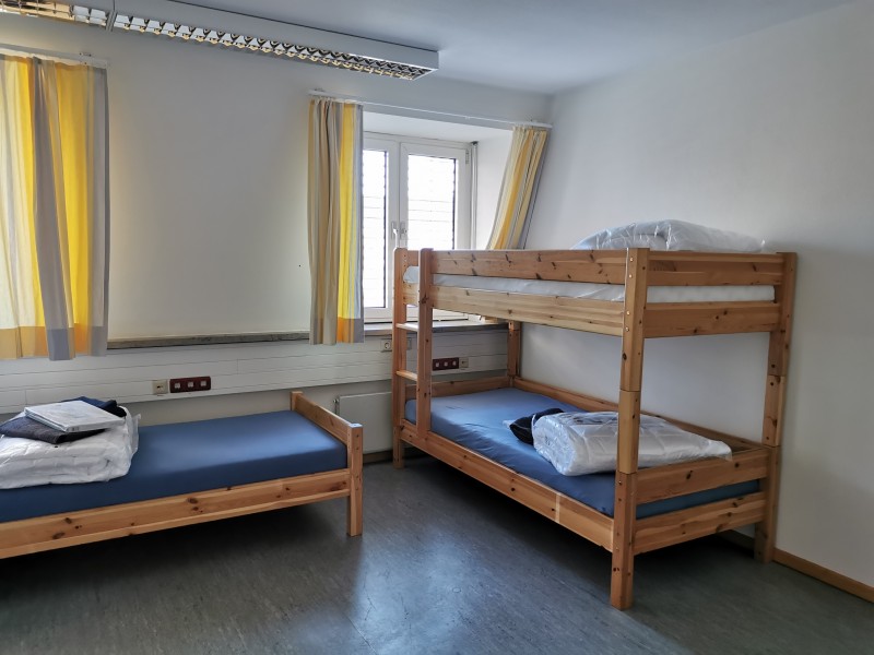 Schlafraum für die Flüchtlinge am Erstaufnahmezentrum (ehemaliges Kreiswehrersatzamt) © Landratsamt Traunstein