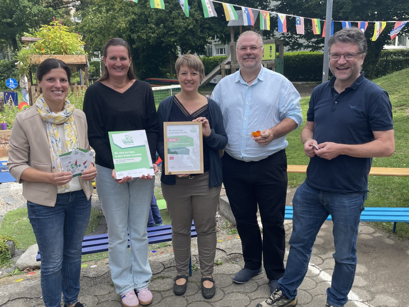 Zertifikatsübergabe am Kindergarten Regenbogen (v.l.n.r.): Janina Lödding (Bildungsmanagerin, Landratsamt Traunstein), Doris Lohr (Einrichtungsleiterin), Linda Matzke (Netzwerkkoordinatorin „Kinder forschen“ in der MINTregion18), Claudio Beilhack (Amtsleiter Kinder, Jugend und Kultur, Stadt Traunreut) und Martin Spörlein (Verwaltungsleiter, Kath. Kitaverbund Traun-Alz). © Landratsamt Traunstein