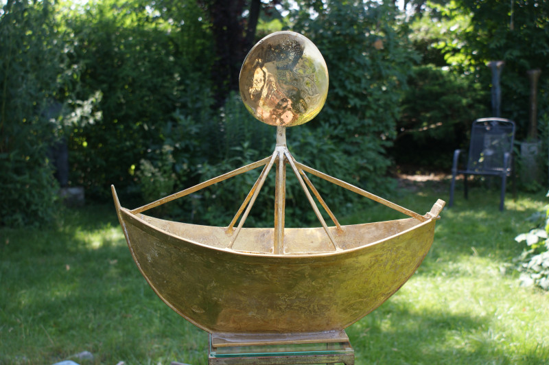 Die Bronzen von Konrad Kurz knüpfen an antike und christliche Inhalte an, so auch seine Bronze „Großes Boot“ (2001-2004). © Tobias Weingarten-Kurz
