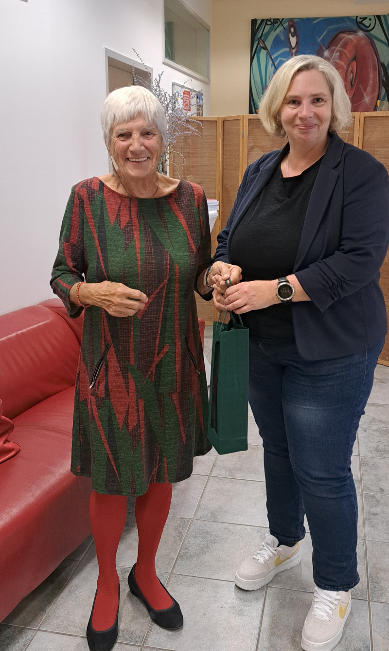 Stadträtin Angelika Zunhammer (re. im Bild) dankt der langjährigen Projektleiterin Lydia Hogger (li.) für ihr langjähriges Engagement im Rahmen der Oma-Opa-Vermittlung. ©Landratsamt Traunstein