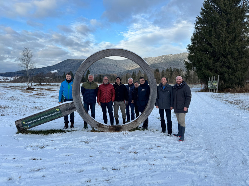 Besichtigung der Bauarbeiten im Rahmen des Moorrenaturierungsprojekts Inzeller Filzen (v.li.n.re.): Nikolas Thum (Moormanager, Sachgebiet Naturschutz und Waldrecht, LRA TS), Anton Maier (Holzmarkt Maiermühle), Landrat Andreas Danzer, Jürgen Sandner (Geschäftsführer Landschaftspflegeverband Traunstein e. V.), Manfred Mertl (Sachgebietsleiter Naturschutz und Waldrecht, LRA TS), Wolfgang Selbertinger (LRA TS), Dr. Martin Brunnhuber (MdL), Michael Lorenz (1. Bürgermeister, Inzell), Konrad Baur (MdL). © LRA TS