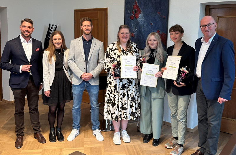 (v.l.n.r.) Landrat Siegfried Walch (Traunstein), Verena Eisenberger (Geschäftsstellenleitung Gesundheitsregion plus), Benedikt Arnds (Leiter der Netzwerkstelle Hebammenversorgung BGL-TS), Stipendiatinnen Nina Luisa Reiter, Lena Warislohner und Amrei Grassler, Landrat Bernhard Kern (Berchtesgadener Land), nicht im Bild: Stipendiatin Christina Bergmaier