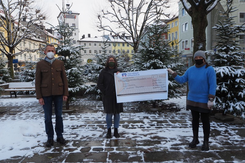 1. Vorsitzende Christine Obermayer (rechts) und Kassenwärtin Christa Kling (mitte) bei der Scheckübergabe an Florian Seestaller, Leiter der Bürgerhilfsstelle im Landkreis Traunstein © Landratsamt