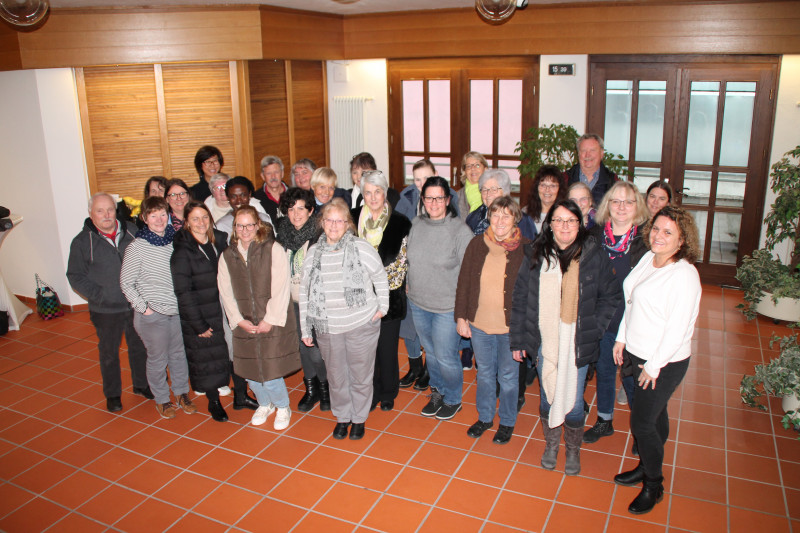 Mehr als 30 Ehrenamtliche nahmen an der Schulung des Pflegestützpunkts des Landkreises teil, der von Susanne Aicher (unten rechts) organisiert wurde.