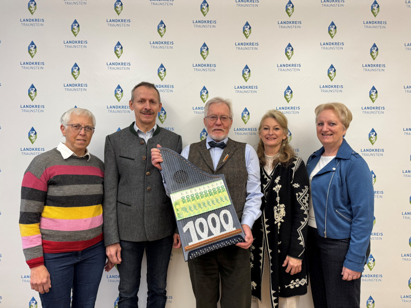Spendenübergabe im Landratsamt Traunstein (von links): Iris Hogreve, Florian Seestaller, Hartwig Richter, Annemarie Bayerl, Barbara Günther. Die vier Genannten – außer Florian Seestaller – gehörten zu den Musikerinnen und Musikern des Konzertes.  ©Landratsamt Traunstein