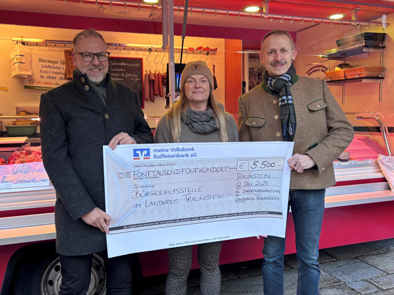 1. Vorsitzende Christine Obermayer bei der Scheckübergabe an Landrat Andreas Danzer und Florian Seestaller, Leiter der Bürgerhilfsstelle im Landkreis Traunstein © Landratsamt Traunstein