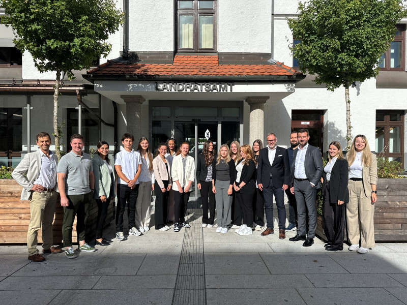 Landrat Andreas Danzer (5. v. re.) und Mitarbeiter des Landratsamtes Traunstein begrüßen die neuen Auszubildenden ©Landratsamt Traunstein