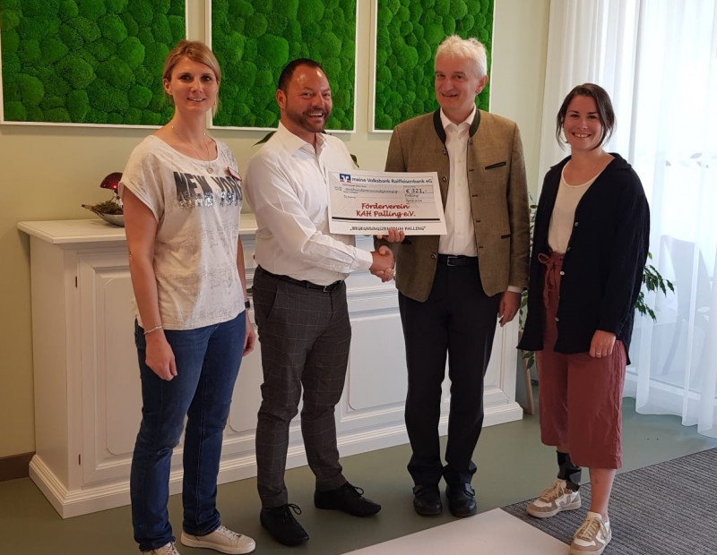 v.l.n.r.: Melanie Oeller (Einrichtungsleitung), Markus Mayr (Geschäftsführung Kreisaltenheime Traunstein), Franz Ostermaier (Bürgermeister Palling) und Ramona Mühlbacher (Leitung Begegnungszentrum Palling)