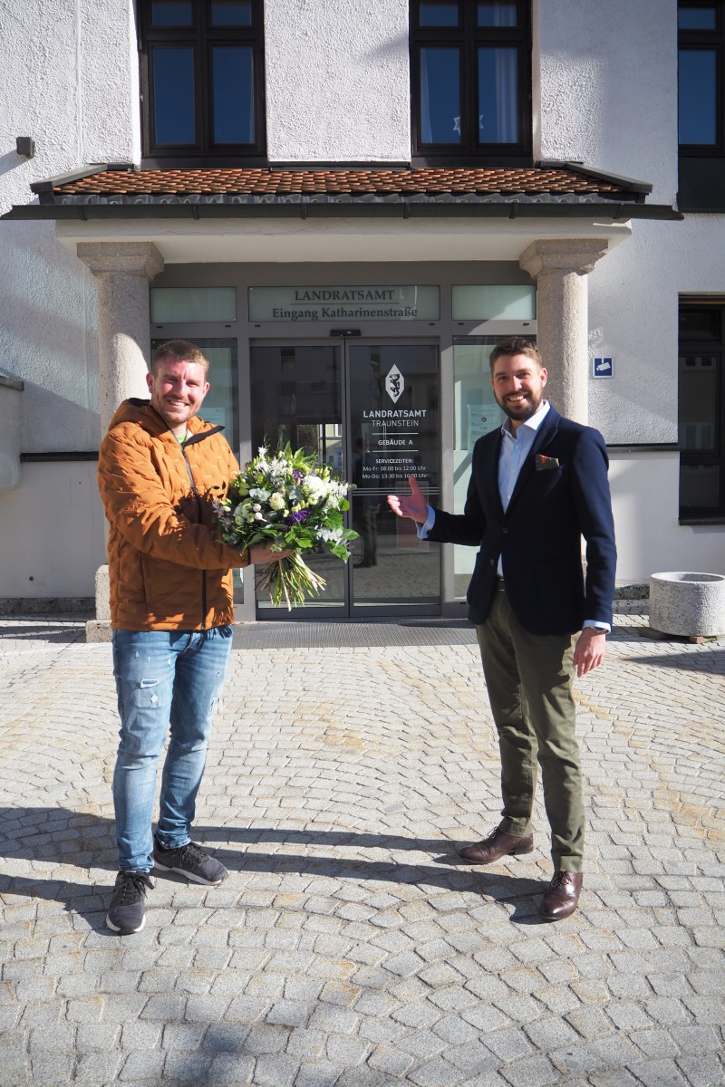 v.l.: Peter Fenis, Obermeister der Gartenbaugruppe Traunstein, überreicht Landrat Siegfried Walch den Valentinsstrauß  © Landratsamt Traunstein
