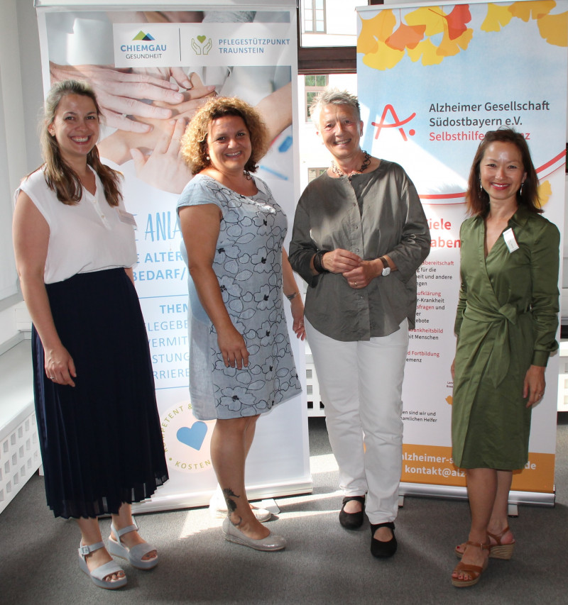 (v.l.n.r.) Ann-Kathrin Brinckmann (Pflegestützpunkt), Susanne Aicher (Pflegestützpunkt), Sabine Zainer-Tschangl (Vortragende), Dr. Mai Aumüller-Nyguen (1. Vorsitzende Alzheimer Gesellschaft Südostbayern e.V.) ©Landratsamt Traunstein