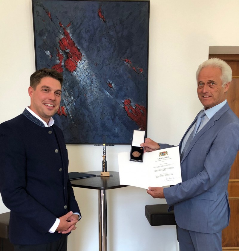 © Dr. Peter Ramsauer, MdB: Landrat Siegfried Walch übergibt Dr. Peter Ramsauer die Kommunale Verdienstmedaille in Bronze des Freistaats Bayern.