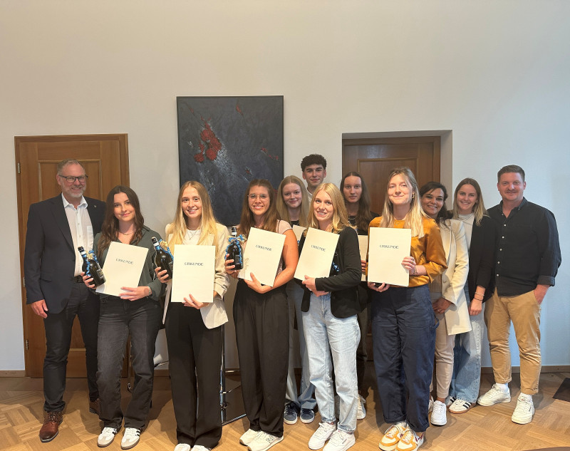 v.li.n.re.: Landrat Andreas Danzer, Laura Wimmer, Pia Disterer, Alicia Veicht, Magdalena Wimmer, Christoph Siglreitmaier, Lena Heindl, Maria Leitner, Paulina Haßlberger, Martina Haßlberger (Ausbildungsleiterin), Lara Krasauskeite (Ausbildungsteam), Sebastian Schallinger (Personalrat), nicht auf dem Bild: Mary Röhrich und Lucas Gidion © Landratsamt Traunstein