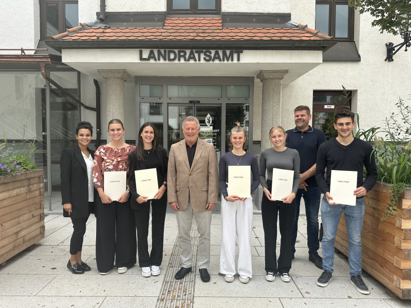(v.l.) Martina Haßlberger (Ausbildungsleitung LRA Traunstein), Maximiliane Buchholz, Zoe Breitenlohner, stellv. Landrat Josef Konhäuser, Franziska Schönwetter, Hannah Buchner, Thomas Reitmaier (Personalratsvorsitzender LRA Traunstein), Manuel Marchl