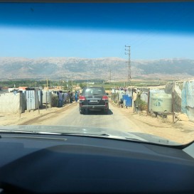 © Landratsamt Traunstein: Unterwegs in der westlichen Bekaa-Ebene. Fahrt durch die Gemeinden der El Buhaira Union in der Nähe von Quaraoun, viele inoffizielle Lager syrischer Flüchtlinge unter sehr provisorischen Bedingungen. Im Winter liegt in der Bekaa-Ebene auch Schnee.