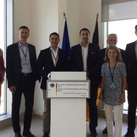 © Landratsamt Traunstein: Besuch d. deutschen Botschaft Beirut, v.l.: Alexandra Wolf (Leiterin Rechtsamt Landratsamt), Dr. Uwe Gretscher (Vorstandsvorsitzender Kliniken Südostbayern), Landrat Siegfried Walch, Raymond Tabari (Mitarbeiter Bundesministerium für wirtschaftliche Zusammenarbeit und Entwicklung), Lothar Wagner (Geschäftsleiter Landratsamt), Dr. Birgit Seeholzer (Geschäftsführerin Wirtschaftsförderungs GmbH des Landkreises) und Dr. André Sleiman (Direktor Democracy Reporting International Libanon).