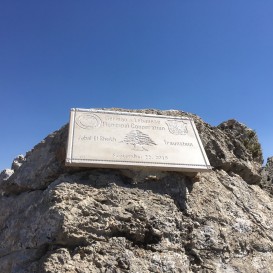 © Landratsamt Traunstein: Tafel zur Entwicklungs-Partnerschaft zwischen dem Landkreis Traunstein und Jabal El Sheikh.