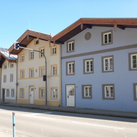 Trostberg, Traunsteiner Straße (Vorderseite): Historische Handwerkerhäuser aus dem 17. Jahrhundert ©Landratsamt Traunstein