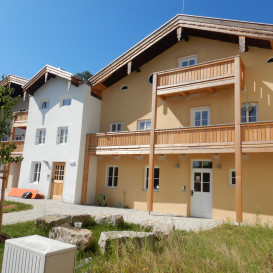 Trostberg, Traunsteiner Straße (Rückseite): Rückansicht der sanierten Handwerkerhäuser, heute genutzt als „SozialRaum Trostberg“ ©Landratsamt Traunstein