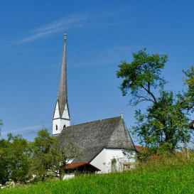 Bernhaupten: Filialkirche St. Jakobus mit spätgotischem Chor ©Landratsamt Traunstein