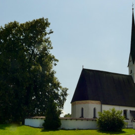 Einharting: Filialkirche St. Margareta auf Anhöhe mit barocker Friedhofsmauer ©Landratsamt Traunstein