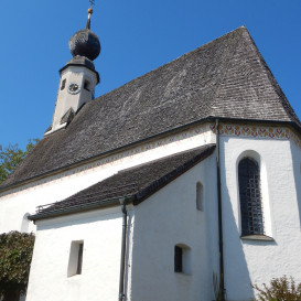 Sondermoning: Filialkirche St. Nikolaus und Johannes der Täufer mit markantem Scharschindeldach ©Landratsamt Traunstein