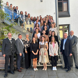 24 Probezeitbeamtinnen und -beamte sowie 20 Beamtinnen und Beamte auf Lebenszeit des Schulamtsbezirks Traunstein zusammen mit den Schulamtsdirektoren (v.l.) Landrat Andreas Danzer, Vorsitzender des ÖPR Alexander Fietz, Schulrätin Katharina Amberger sowie (v.re.) Schulamtsdirektor Michael Stang und Fachlicher Leiter/Schulamtsdirektor Clemens Gruber. ©Landratsamt Traunstein