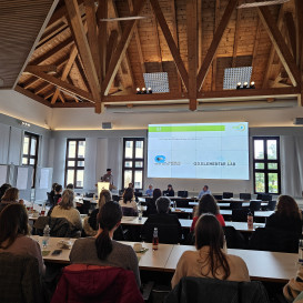 Q3-Geschäftsführer Danilo Dietsch (am Rednerpult) mit den Coaches Claudia Wölfle, Karin Bröckle-Bergner und Claudia Nusser sowie Jugendamtsleiter Johann Sickinger (von links nach rechts) bei der Auftaktveranstaltung von Kita.Digital + Sprache im Landratsamt Traunstein. © Landratsamt Traunstein