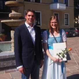 © Landratsamt Traunstein: Landrat Siegfried Walch mit Katharina Jäger aus Palling, die ihre Fachhochschulreife an der Beruflichen Oberschule in Altötting mit 1,3 geschafft hat. 