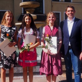 © Landratsamt Traunstein: Landrat Siegfried Walch mit drei der 1,0-Absolventinnen (von links): Lisa Fischbacher (Staatliche Realschule Trostberg), Selma Lang (Walter-Mohr-Realschule Traunreut) und Maria Zeltsberger (Staatliche Realschule Trostberg).