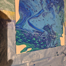 Kreativität als Kraftquelle: Beim Workshop „Acryl Pouring“ konnten Teilnehmer eigene Kunstwerke gestalten und dabei neue Wege zur Entspannung entdecken. ©Landratsamt Traunstein