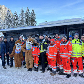 Landrat Siegfried Walch (links) gemeinsam mit Vertretern der Hilfsorganisationen beim Start des multifunktionalen Einsatzbusses beim Biathlon-Weltcup in Ruhpolding. ©Landratsamt Traunstein