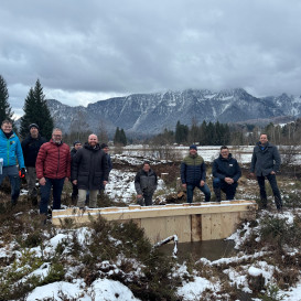 Besichtigung der Bauarbeiten im Rahmen des Moorrenaturierungsprojekts Inzeller Filzen (v.li.n.re.): Nikolas Thum (Moormanager, LRA TS), Jürgen Sandner (Geschäftsführer Landschaftspflegeverband TS e. V.), Landrat Andreas Danzer, Manfred Mertl (Sachgebietsleiter Naturschutz und Waldrecht, LRA TS), Konrad Baur (MdL), Wolfgang Selbertinger (LRA TS), Georg Kamml (Landwirt), Anton Maier (Holzmarkt Maiermühle), Dr. Martin Brunnhuber (MdL), Michael Lorenz (1. Bürgermeister, Inzell).  © LRA TS