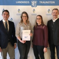 Miriam Zeltsperger (2. von links) erhielt von Landrat Siegfried Walch (links) die 2.000 Ehrenamtskarte im Landkreis Traunstein. Zu den Gratulanten gehörten auch Lena Brüderl (2. Vorsitzende der Freiwilligen Feuerwehr Fridolfing, 2. von rechts) und Florian Seestaller (Leiter der Freiwilligenagentur des Landkreises Traunstein). ©Landratsamt Traunstein