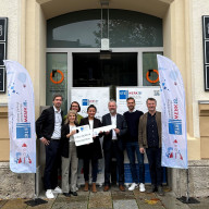 Schlüsselübergabe: v.l.: Dr. Florian Wiesböck (Geschäftsführung Stellwerk 18 e.V.), Dr. Birgit Seeholzer (Geschäftsführung Chiemgau GmbH), Prof.Dr. Stephanie Kapitza (Vizepräsidentin der Technischen Hochschule Rosenheim, Bereiche "Gründertum und Entrepreneurship"), Carla Kirmis (Geschäftsführung Stellwerk18 GmbH), Peter Schindecker (Vorstandsvorsitzender Stellwerk18 e.V.), Adam Gawron (Gründer UPSTARPLAYERS R-L-C GmbH), Hans Wembacher (Gründer hey.business UG)
